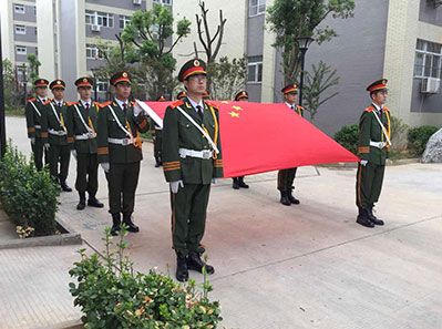 國歌嘹亮，紅旗招展--熱烈祝賀天虹公司圓滿舉行了新工業(yè)園揭牌儀式和升旗儀式